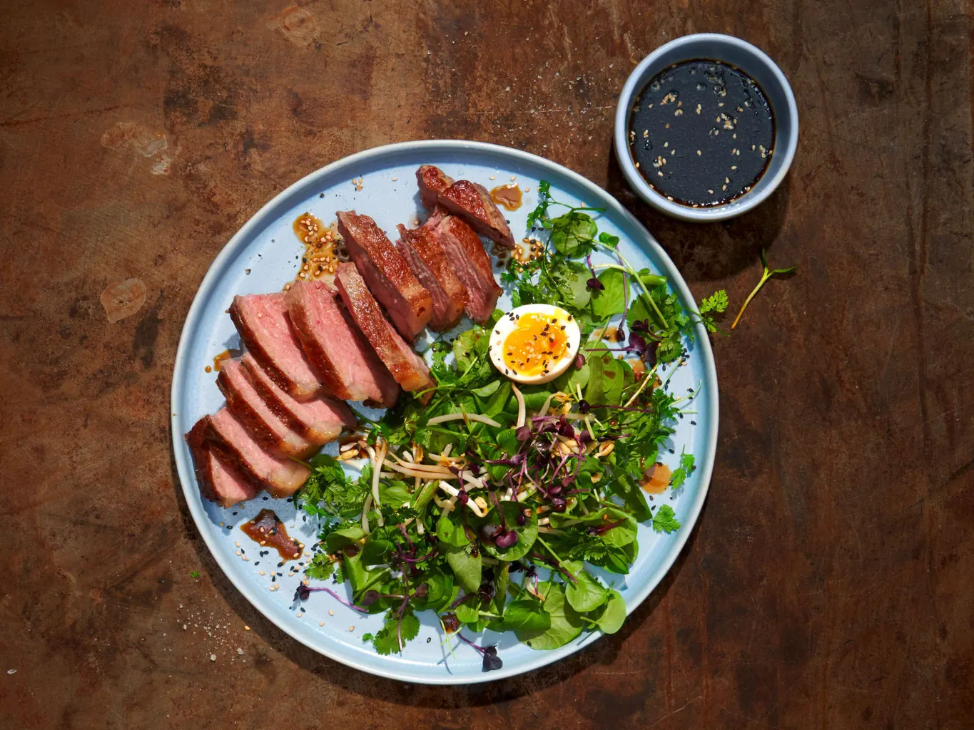 Entrecôtes mit Kräutersalat und Ei