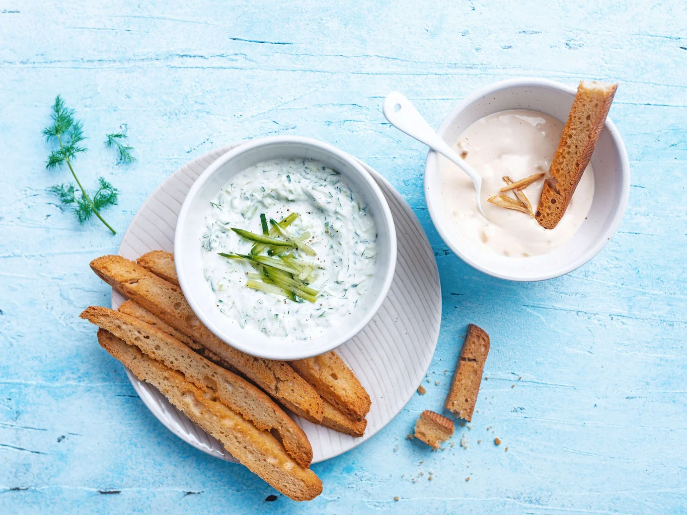Baguette croccante con dip all'aglio e tzatziki