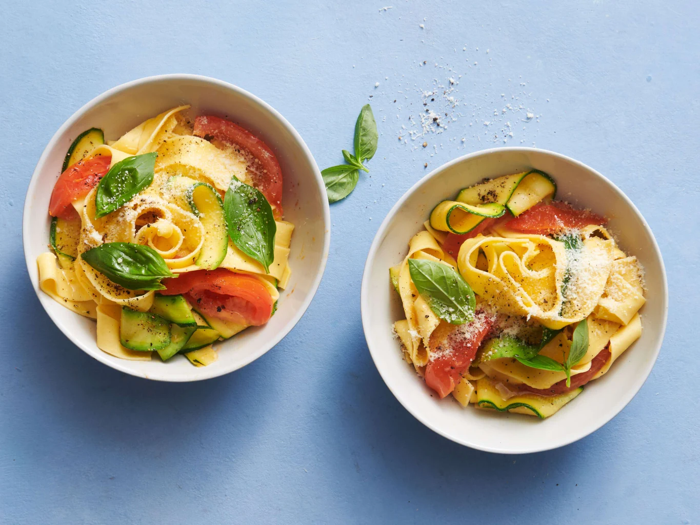 Tagliatelle mit Tomaten, Zucchetti und Basilikum