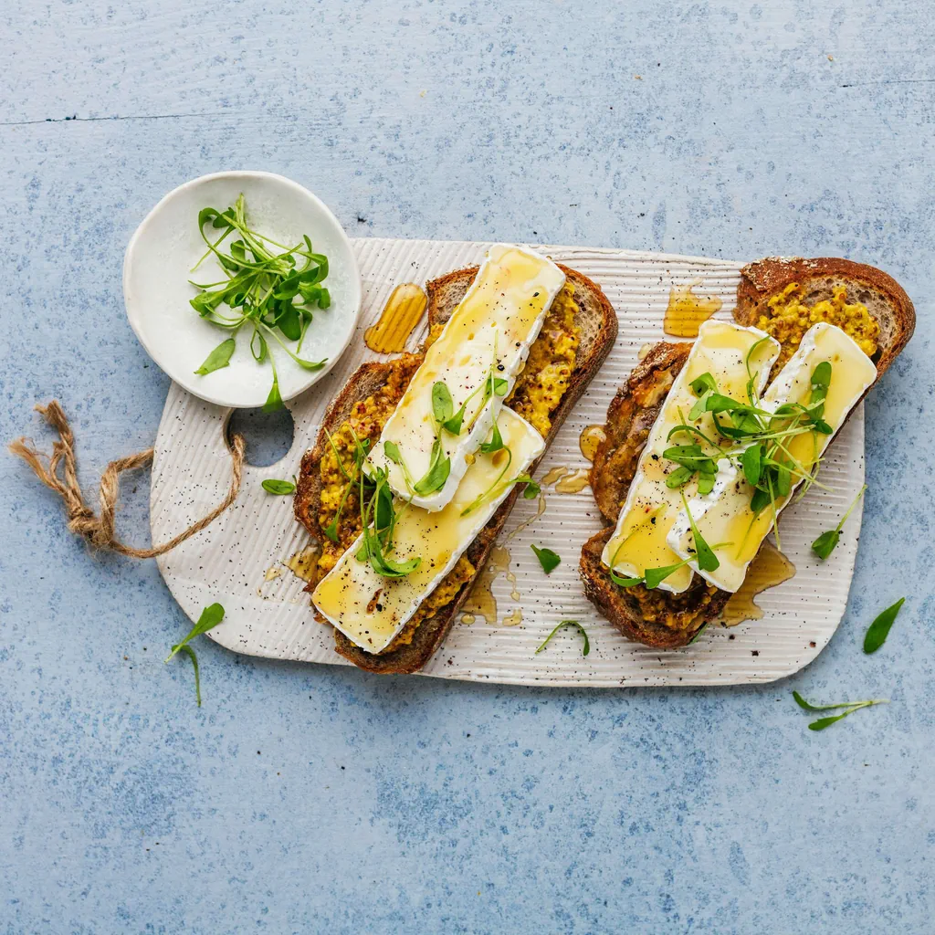 Kartoffel-Nuss-Brot mit Weichkäse und Honigsenf