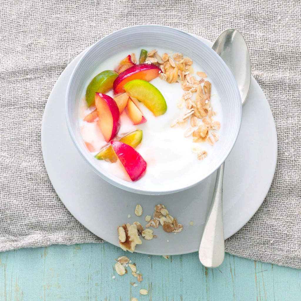Bowl di yogurt e susine