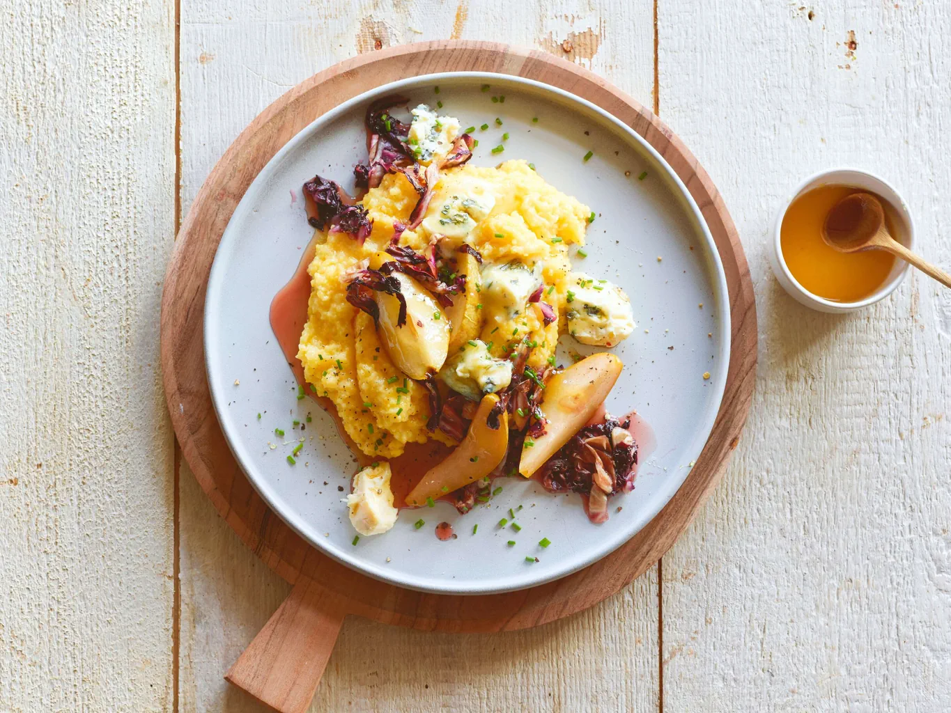 Pere caramellate con cicorino rosso e polenta
