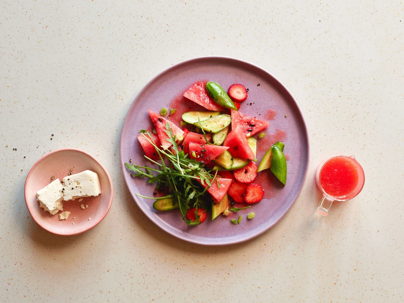 Fruchtig-pikanter Gurkensalat mit Wassermelonen