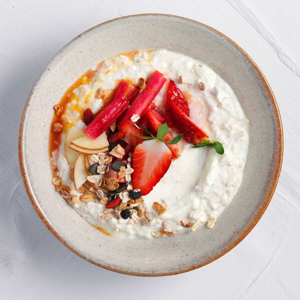 Birchermüesli avec fraises et rhubarbe