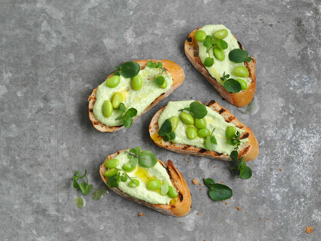 Crostini all'hummus di edamame