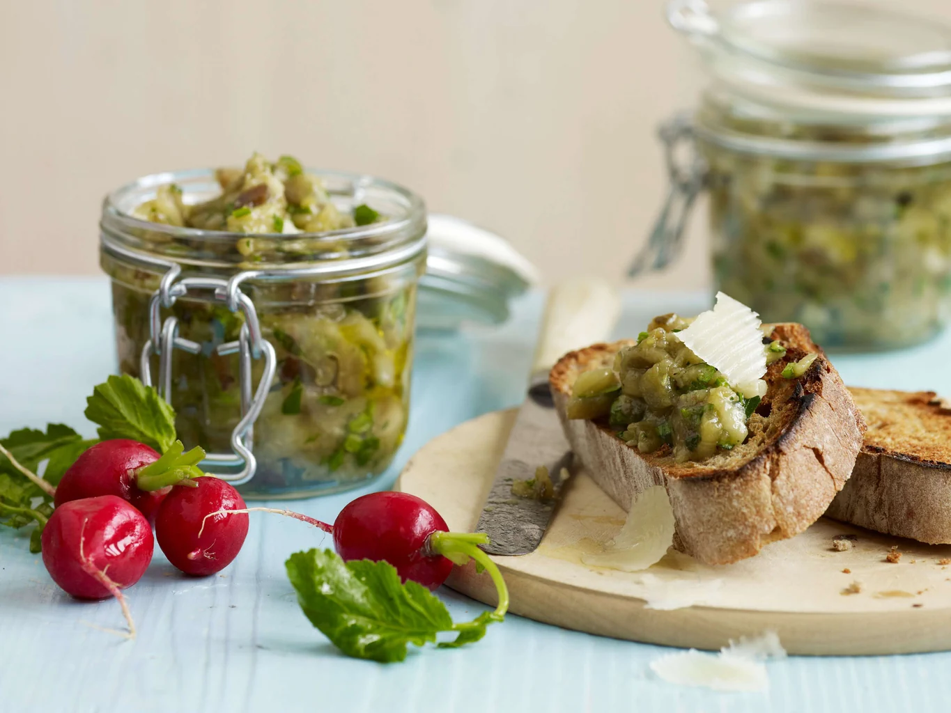 Auberginenpaste auf geröstetem Brot