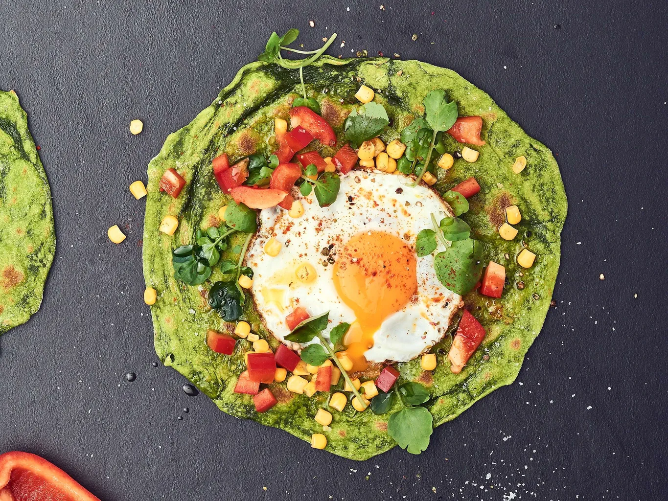 Tortilla verte avec œuf au plat et poivron