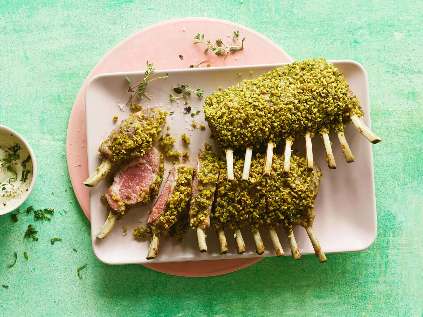 Carré d'agneau en croûte de pistaches avec yogourt à la menthe