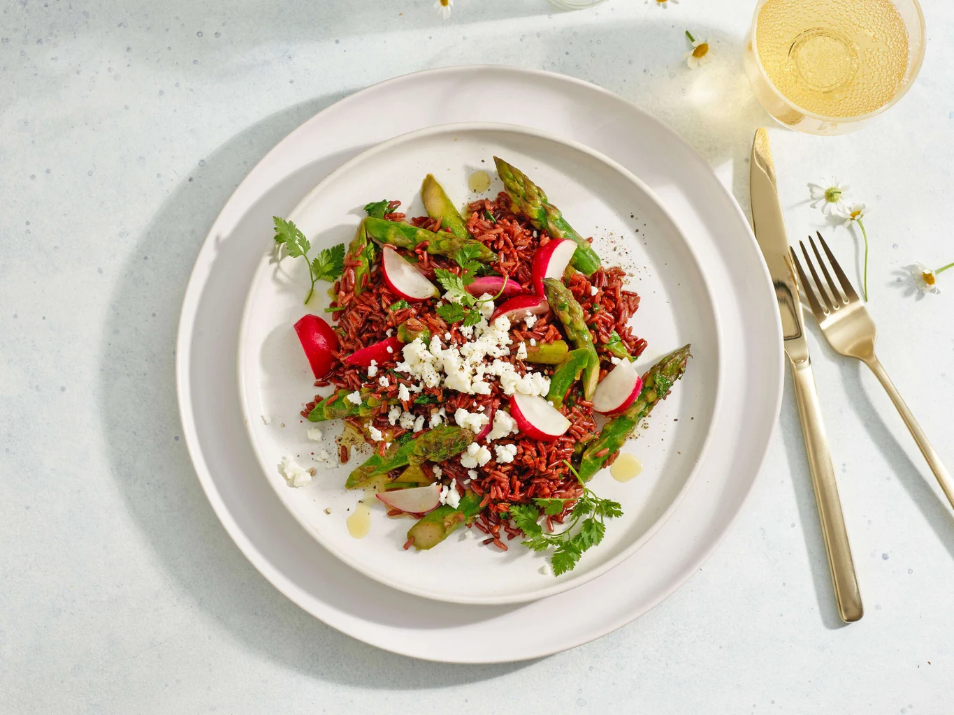 Roter Reis mit Spargeln und Feta