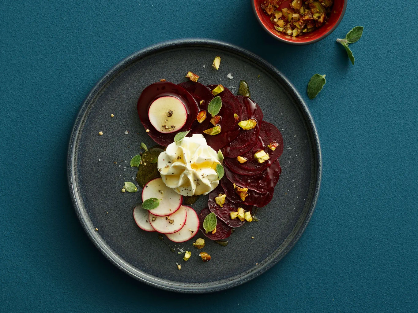 Barbabietole con formaggio di capra e miele