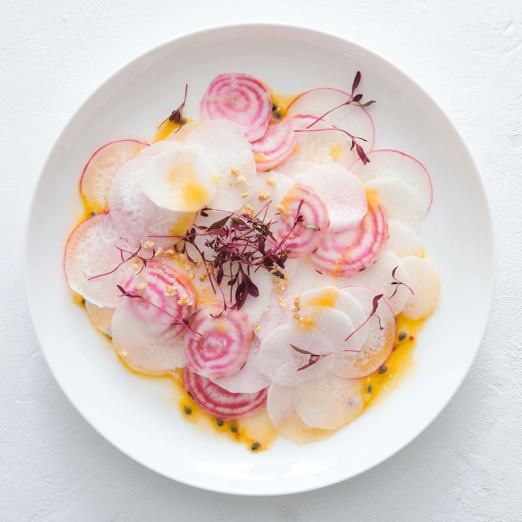 Carpaccio de radis long et de betterave avec huile au fruit de la passion
