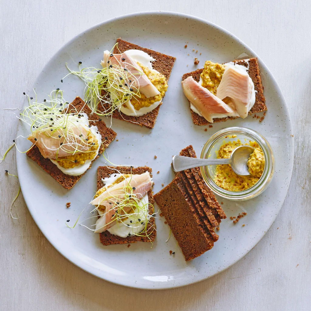 Pumpernickel con trota affumicata