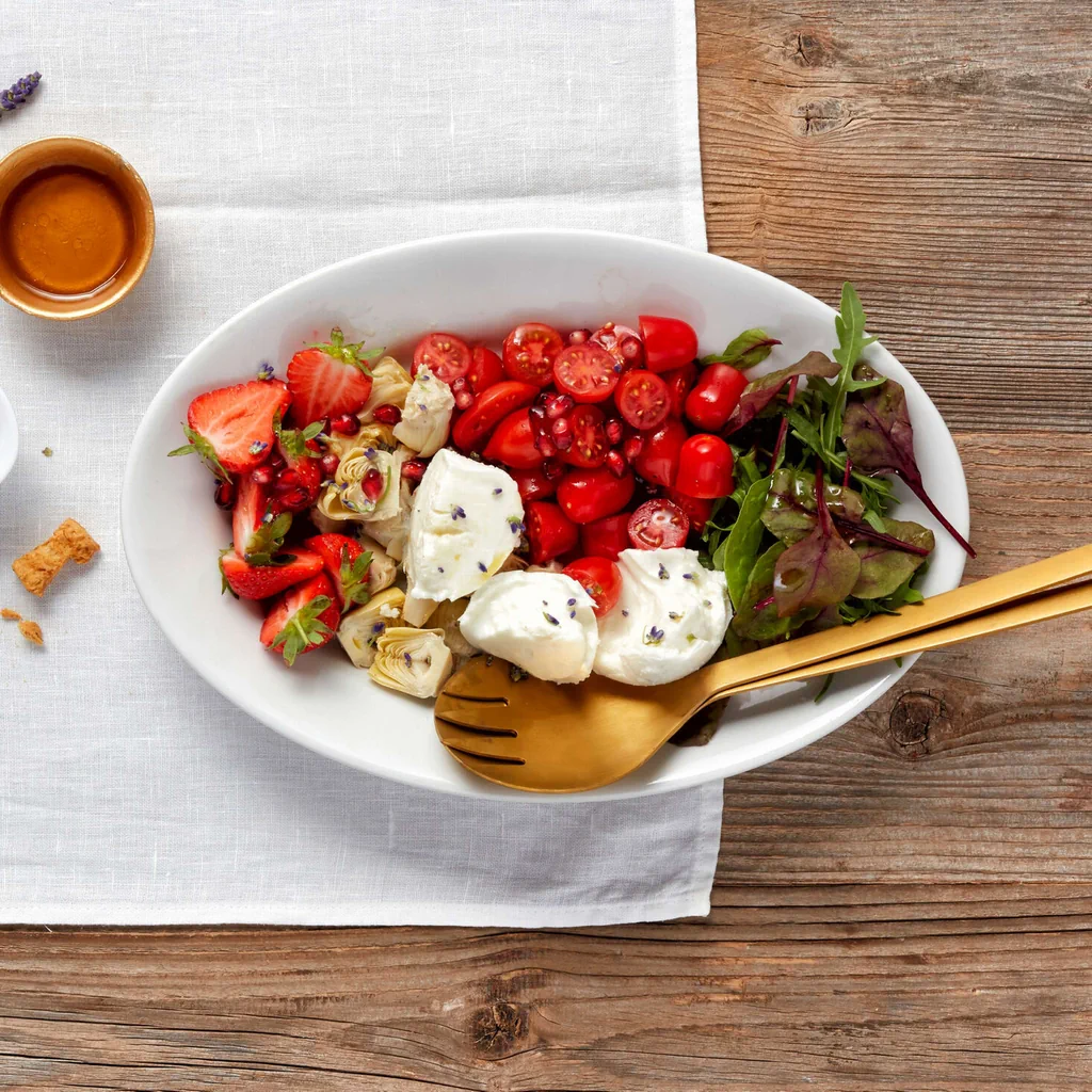 Salade fruitée avec tomates, mozzarella et sauce citron à la lavande