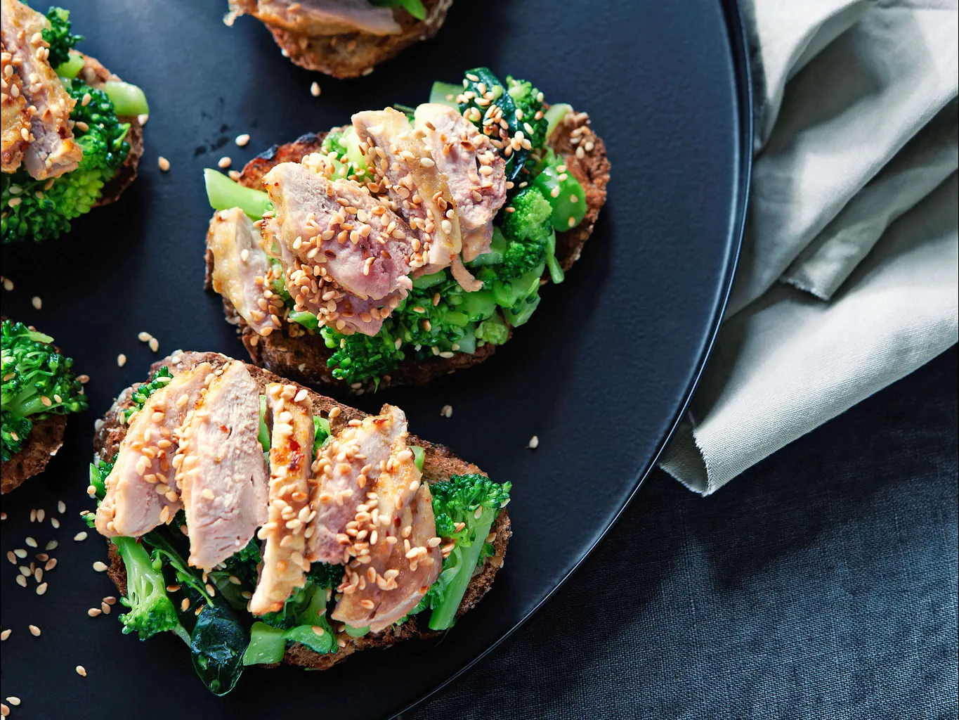 Crostini ai broccoli con petti di quaglia a fettine