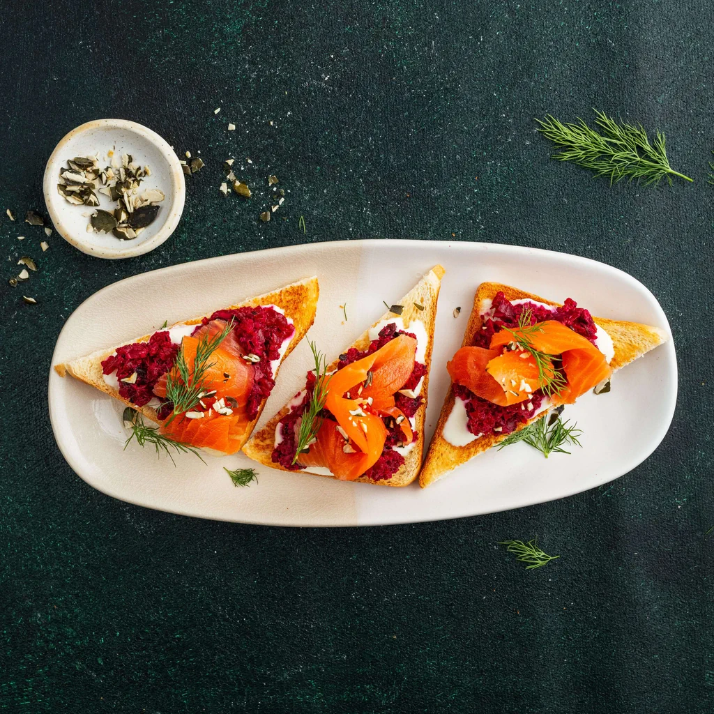 Lachsbrötli mit Randenaufstrich