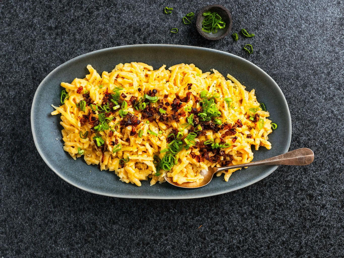 Spätzli au fromage avec oignons nouveaux