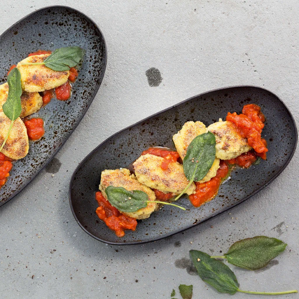Quenelles aux bolets sur sauce tomate