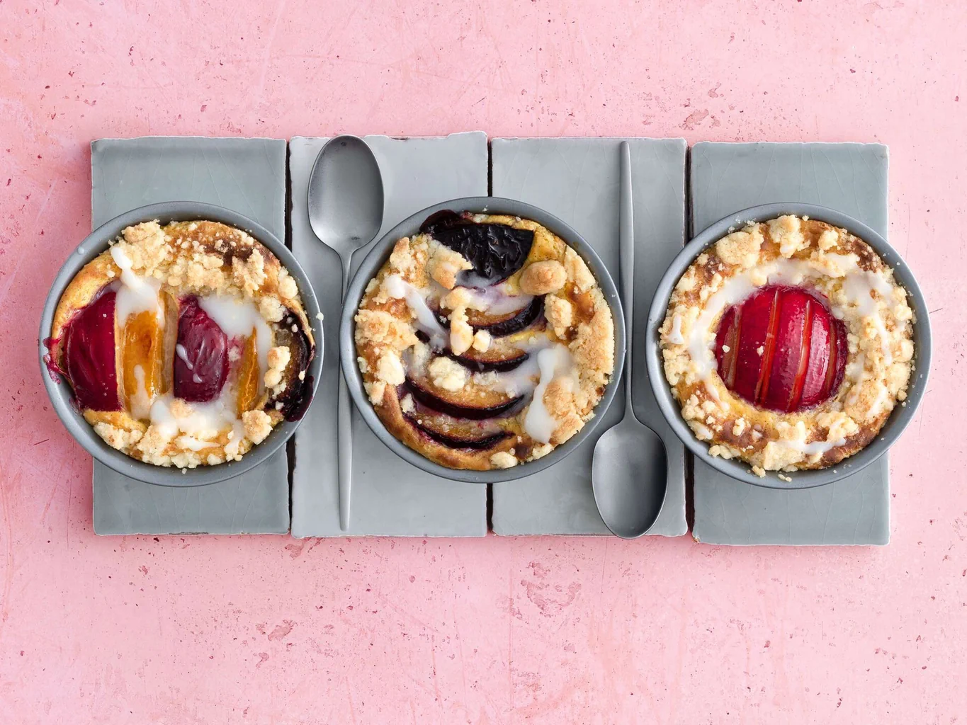 Pudding à la vanille avec prune et crumble