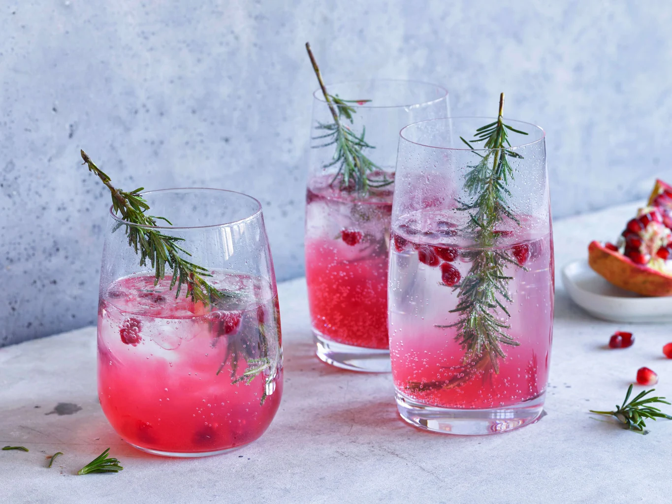 Acqua aromatizzata con rosmarino e melagrana