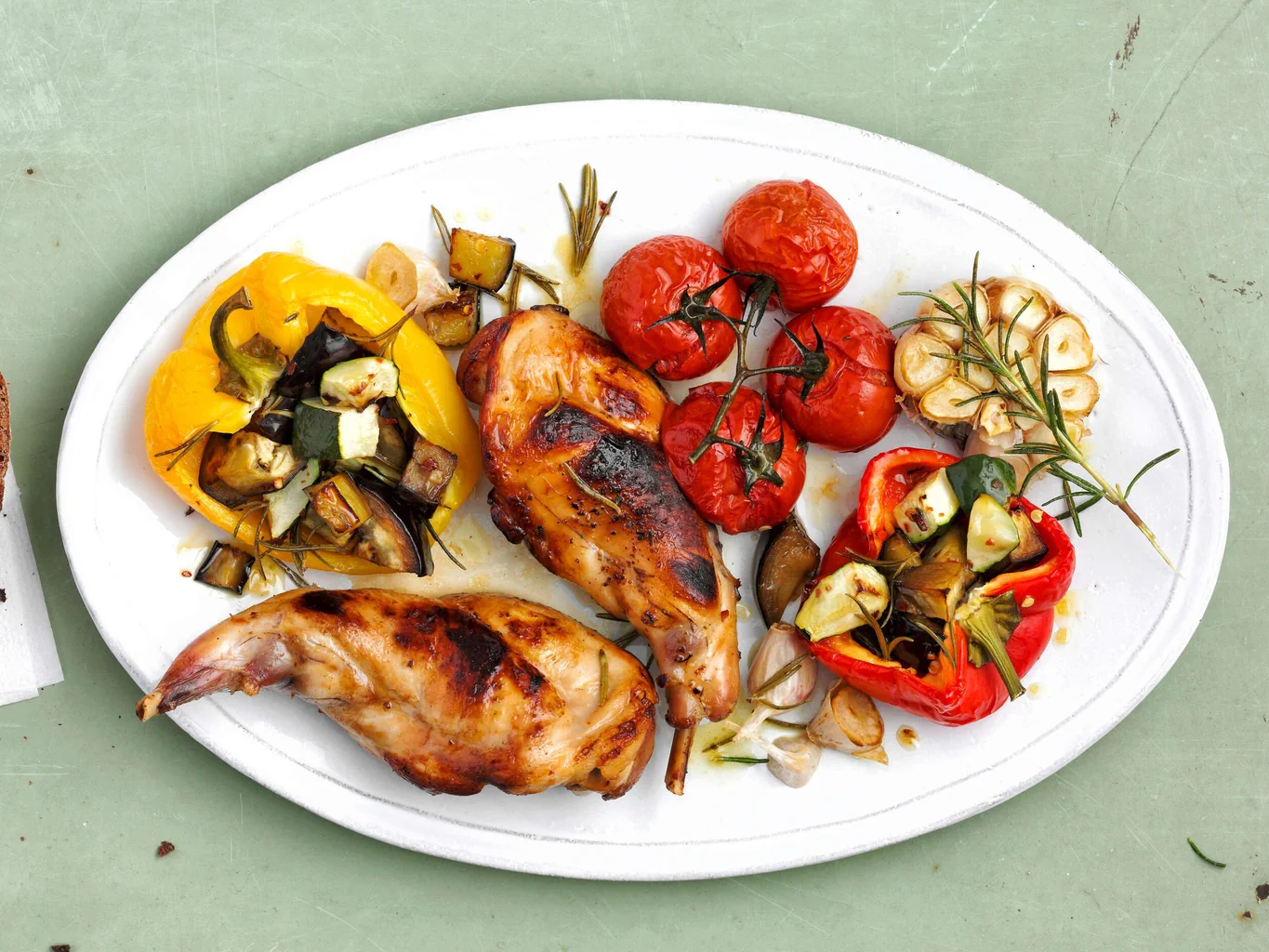 Kaninchen und Ratatouille aus dem Ofen