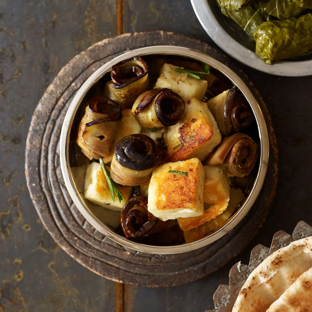 Roulés d’aubergine à la harissa et halloumi