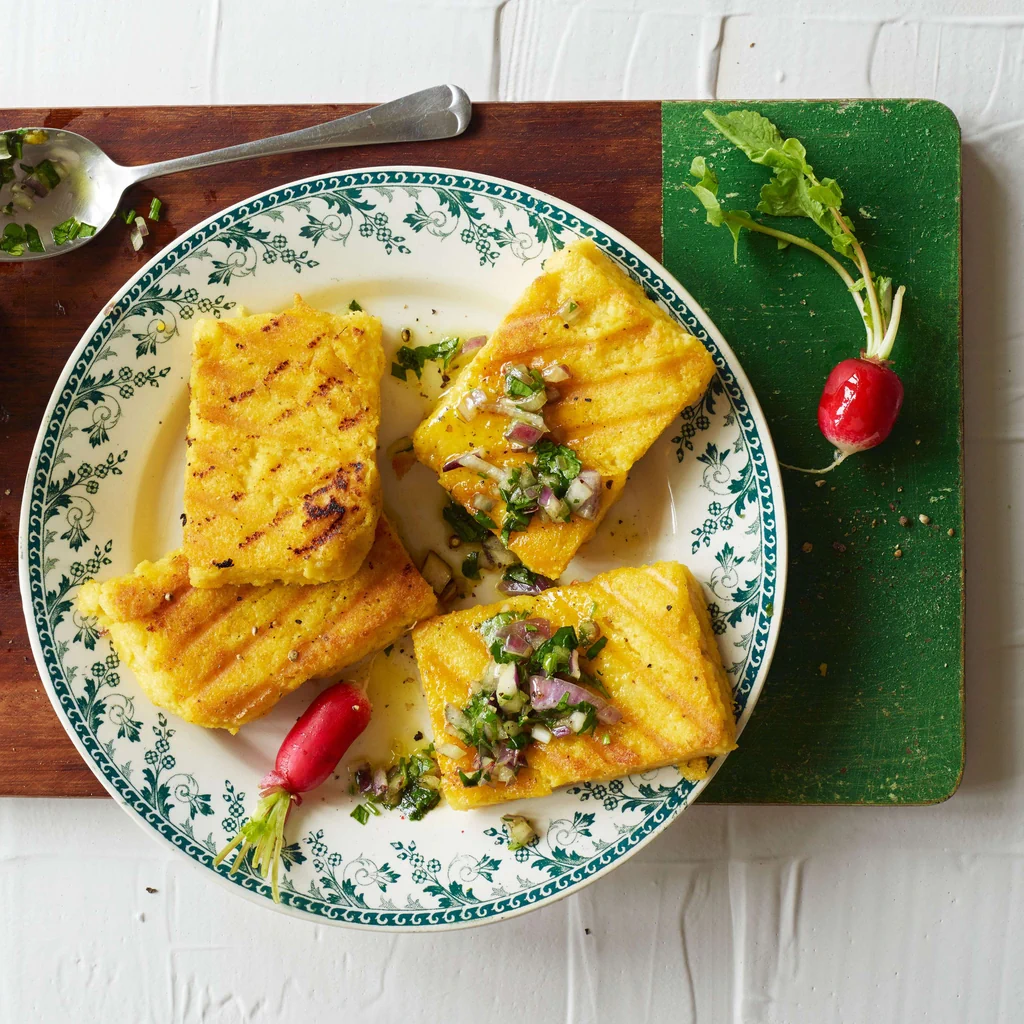 Fette di polenta grigliata con salsa alle erbe