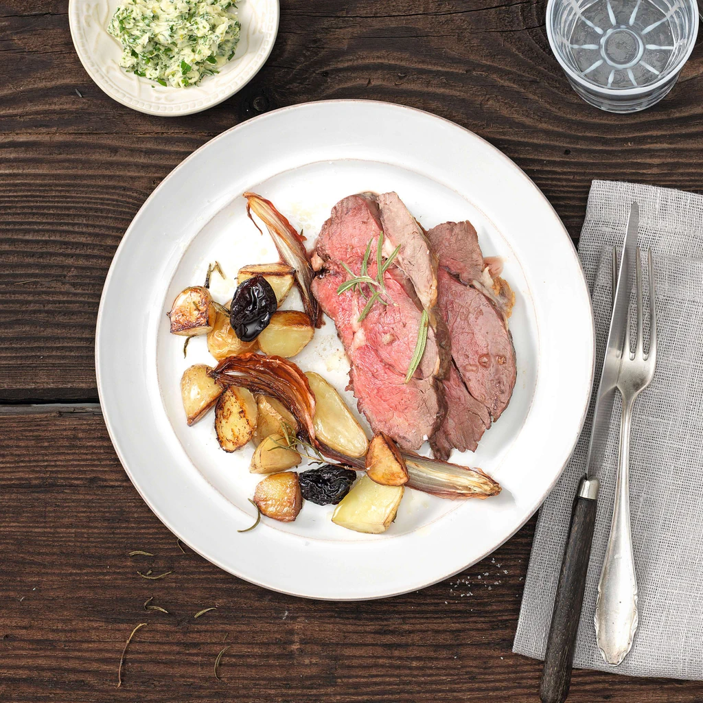 Rindshohrücken rosa gebraten mit Dörrpflaumen