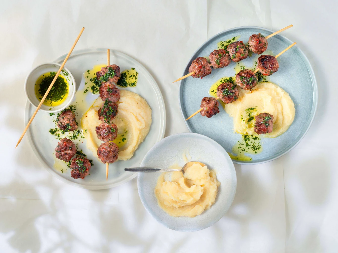 Spiedini di polpette con luganiga con crema di sedano rapa e aglio