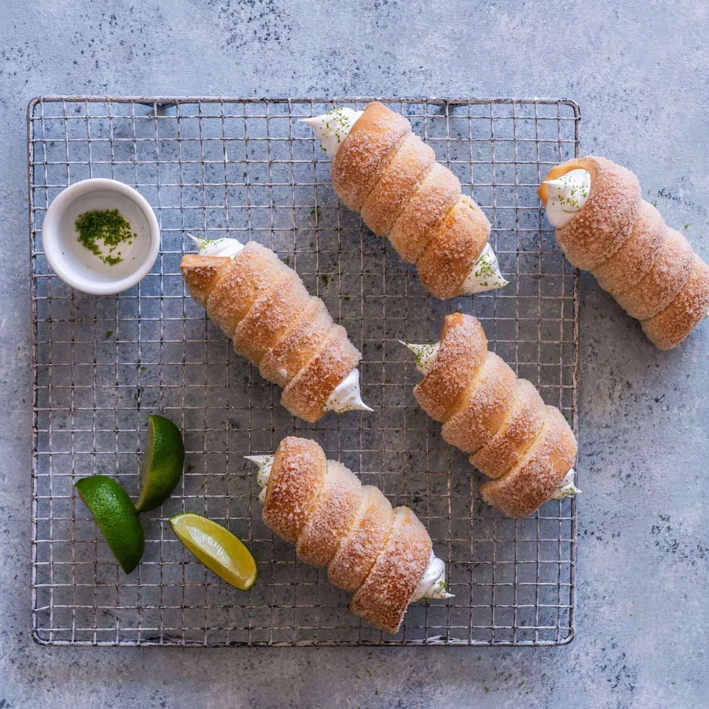Cannoncini con spuma alla limetta