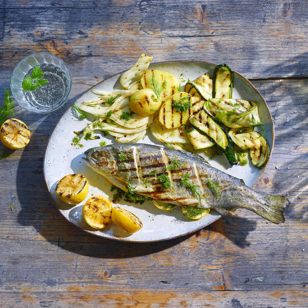 Trota alle erbe con patate e verdure alla griglia