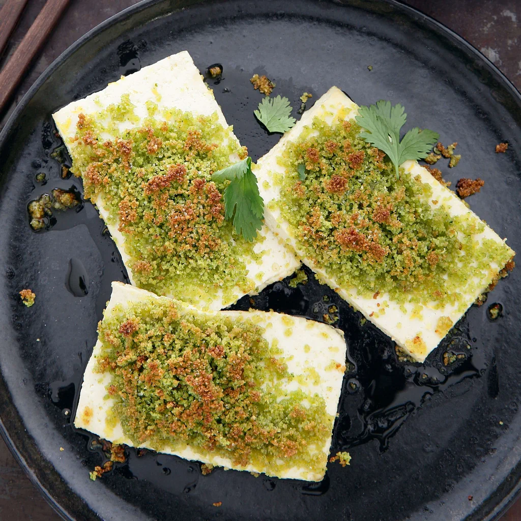 Tofu en croûte de pignons doré au four