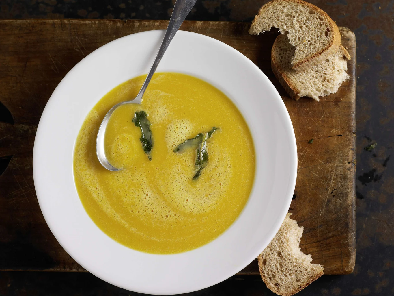 Vellutata di zucca con salvia croccante