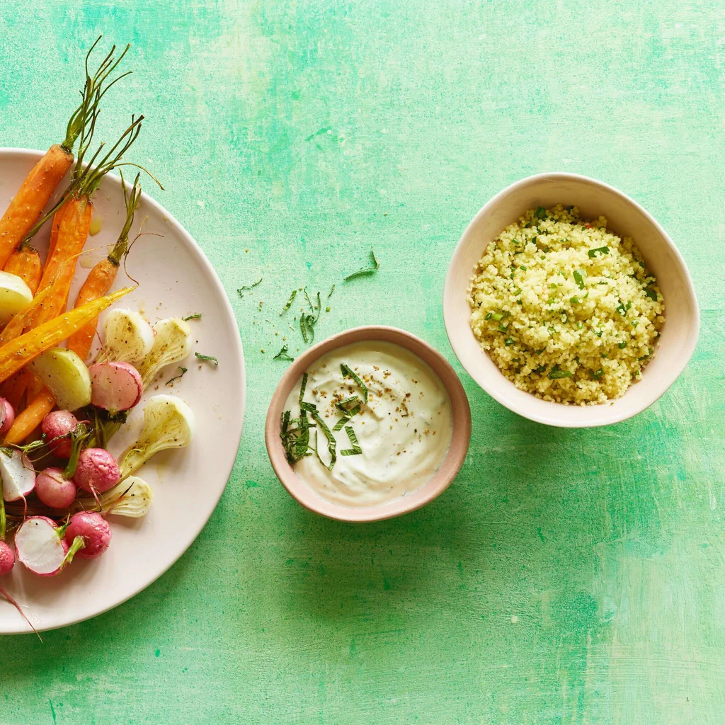 Cuscus alle erbe con verdure al forno e yogurt alla menta