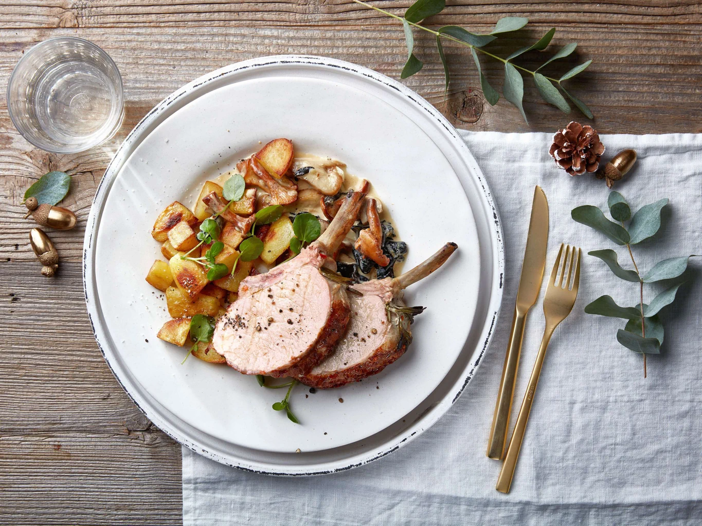 Schweinsrack mit Pilzsauce und Kartoffeln