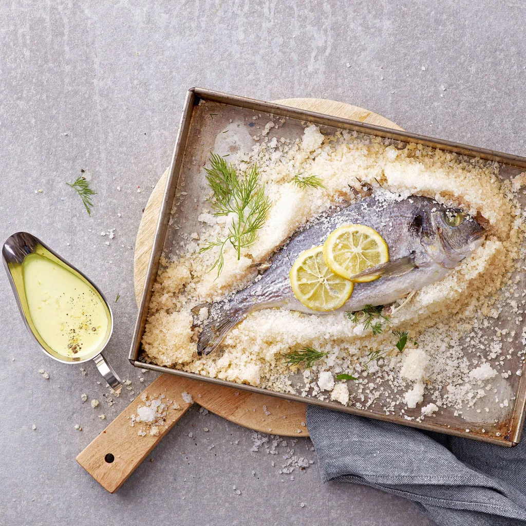 Dorade in Salzkruste mit Zitronensauce