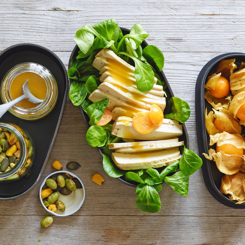 Nüsslisalat mit Räuchertofu und Physalis