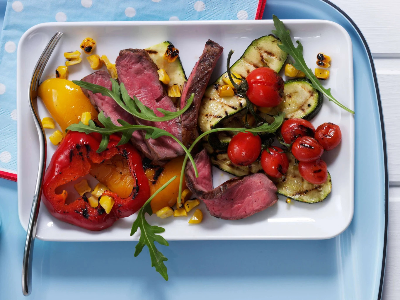 Tagliata di manzo con verdure grigliate e burro al timo e peperoncino