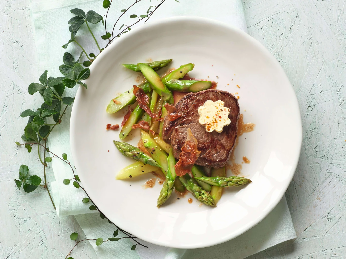 Rindsfilet mit Spargeln und Curry-Butter