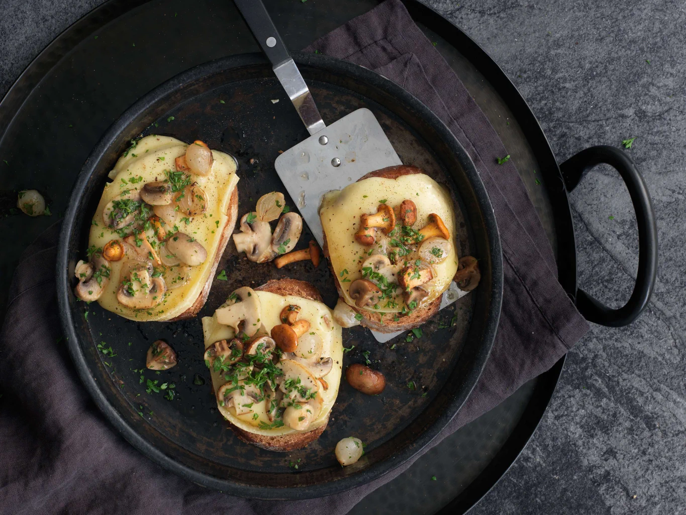 Tranches au fromage à raclette avec champignons