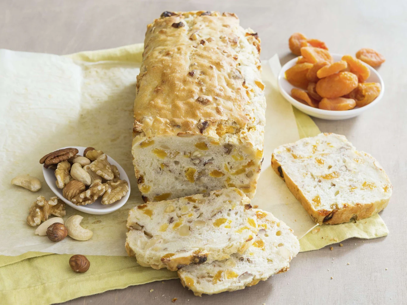 Aprikosen-Nuss-Brot