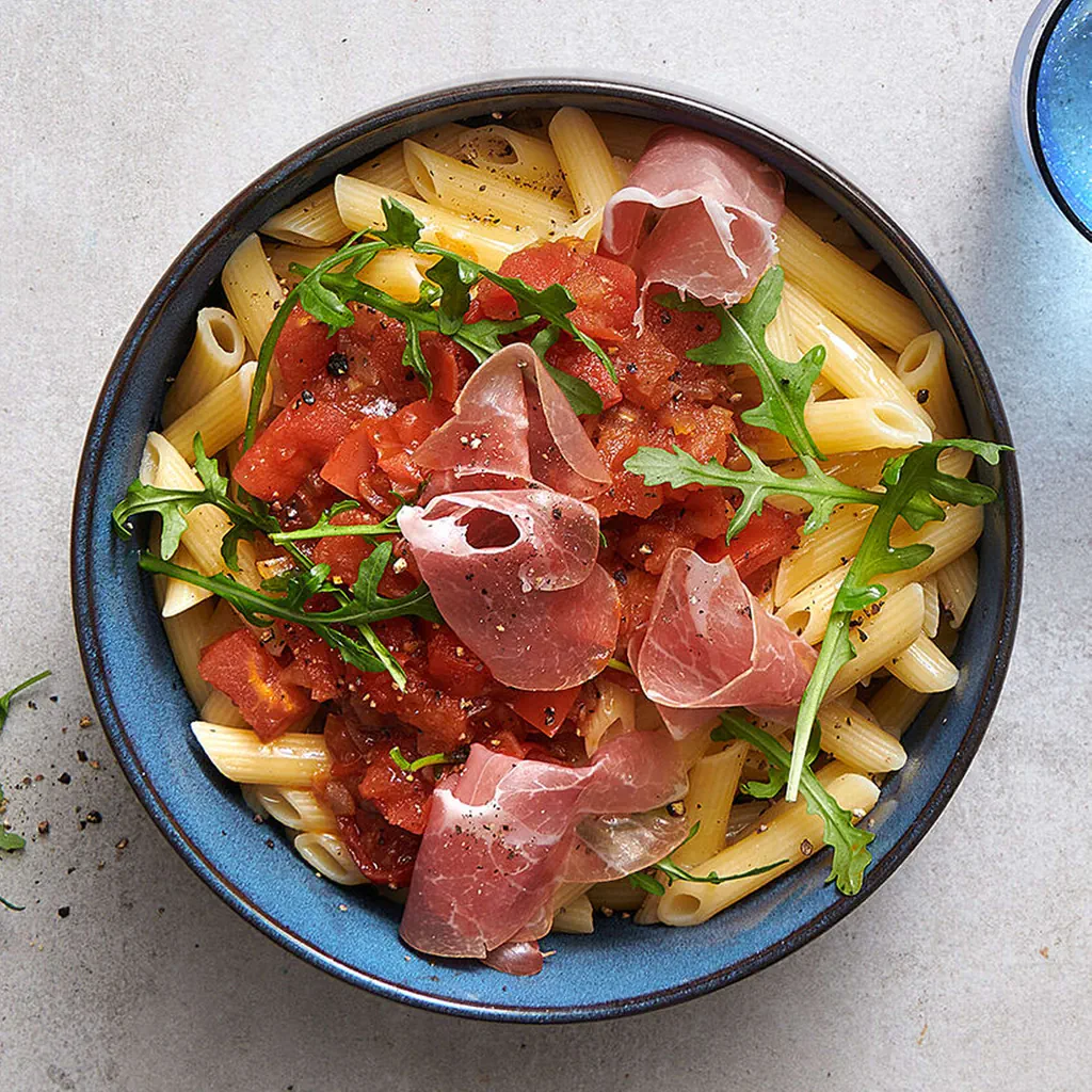 Penne mit Tomaten und Rohschinken