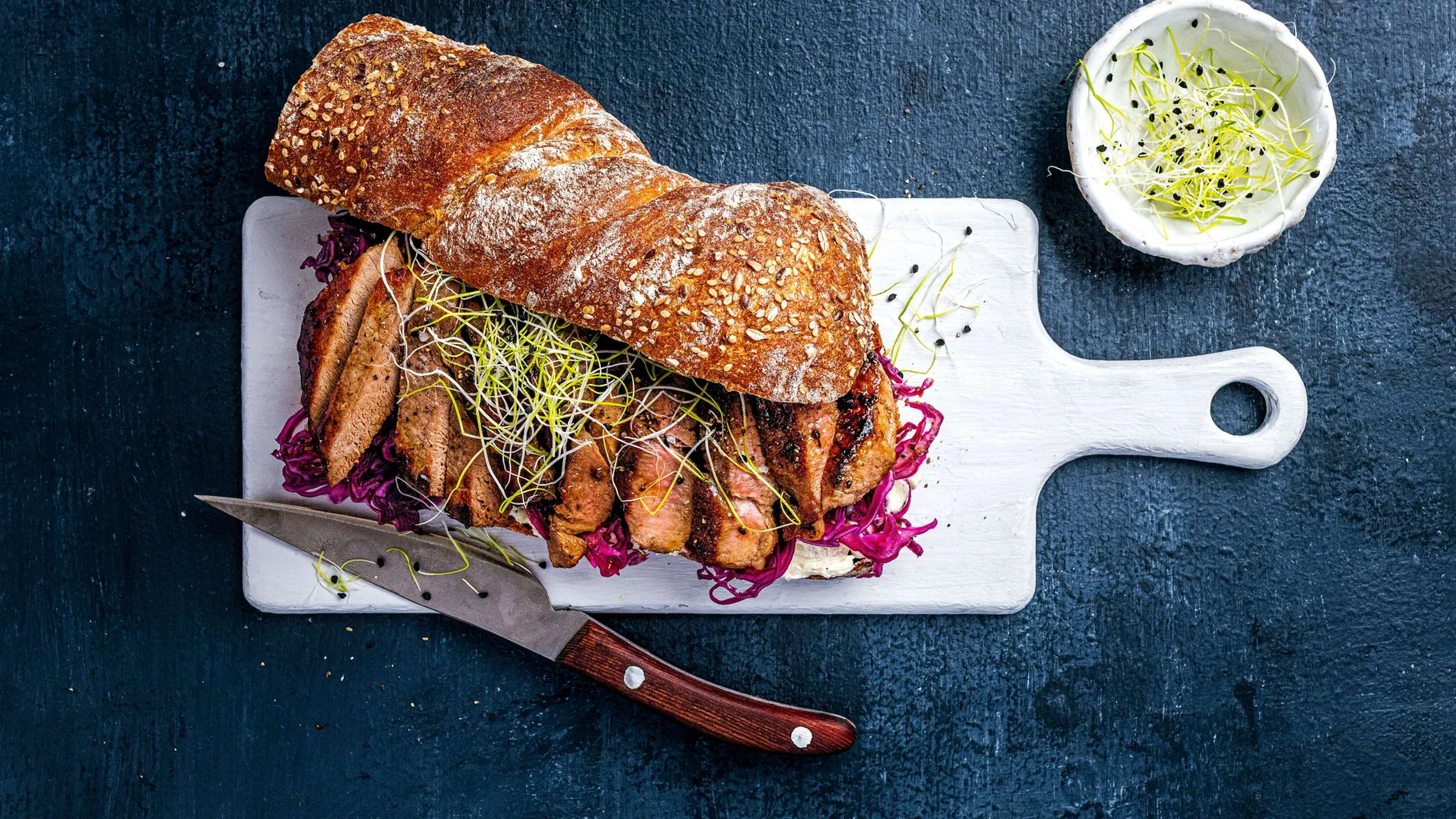Sandwich de gibier avec salade de chou rouge 