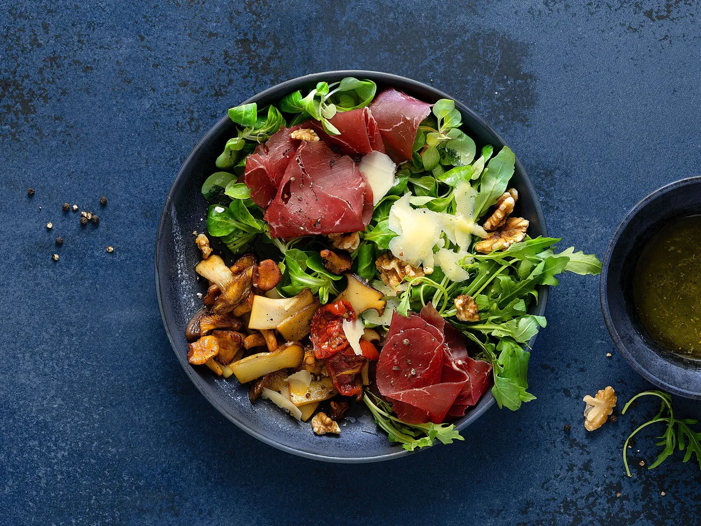 Salade verte avec champignons et bresaola