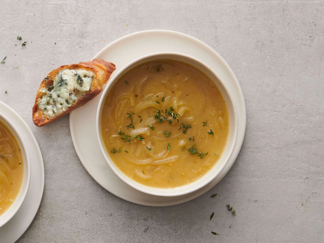 Soupe à l’oignon avec croûtons au roquefort