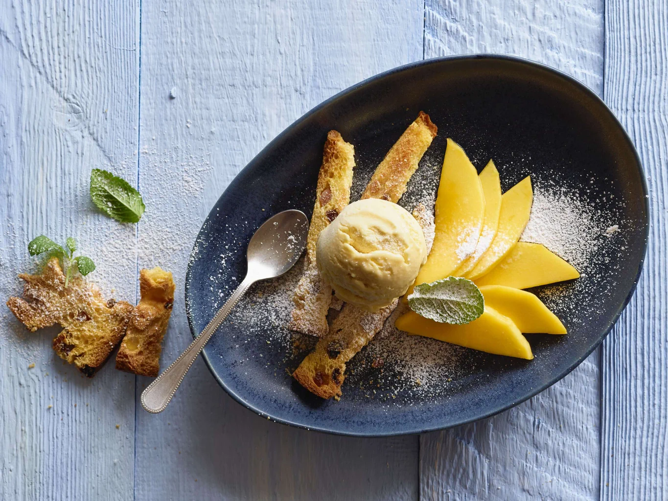 Panettone grillé avec glace à la mangue