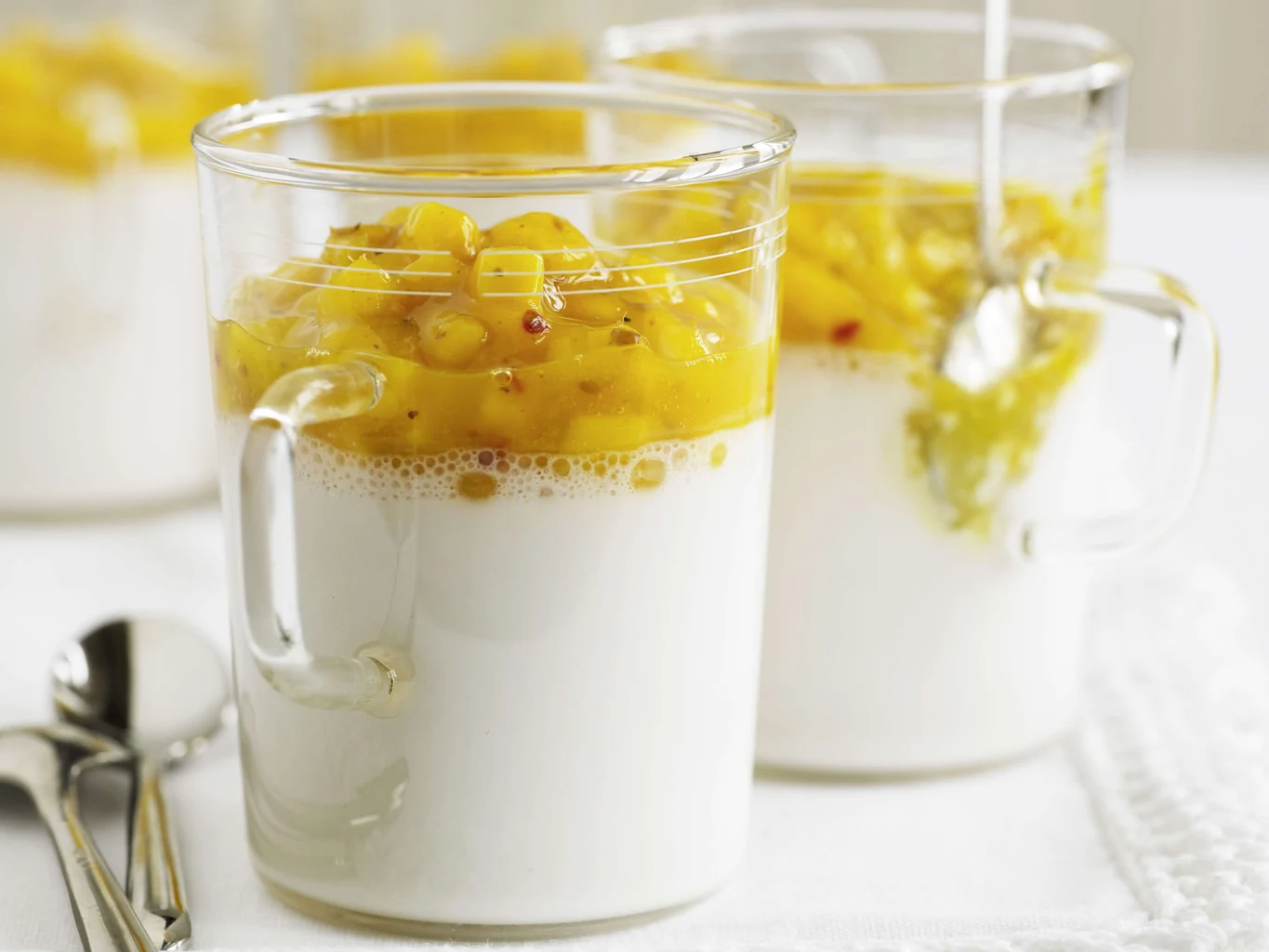 Delizia al cocco con salsa al mango