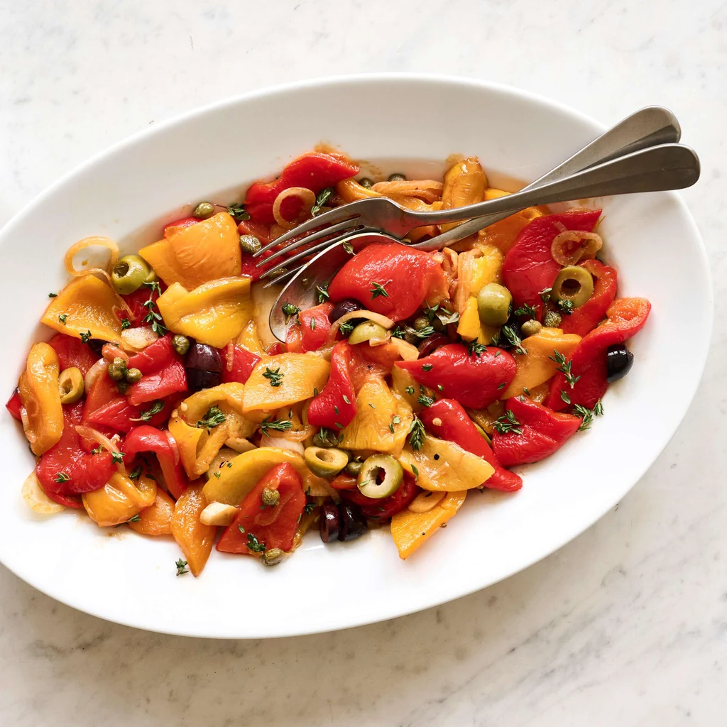 Peperonata mit Kapern und Oliven