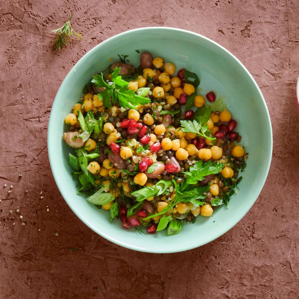 Insalata di legumi con melagrana