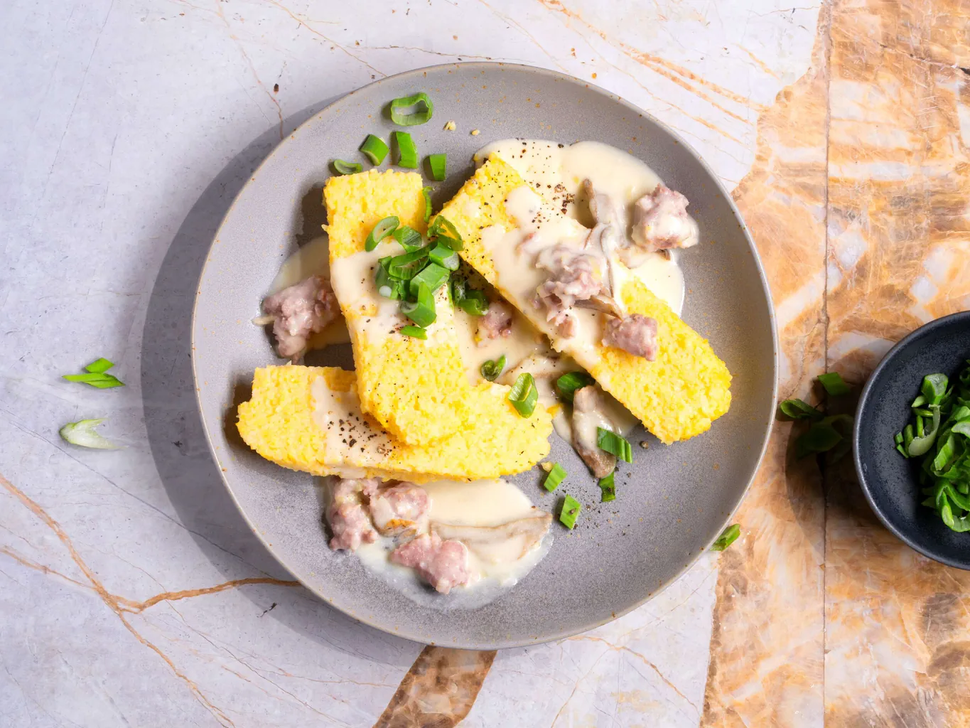 Polenta avec sauce aux champignons et à la saucisse