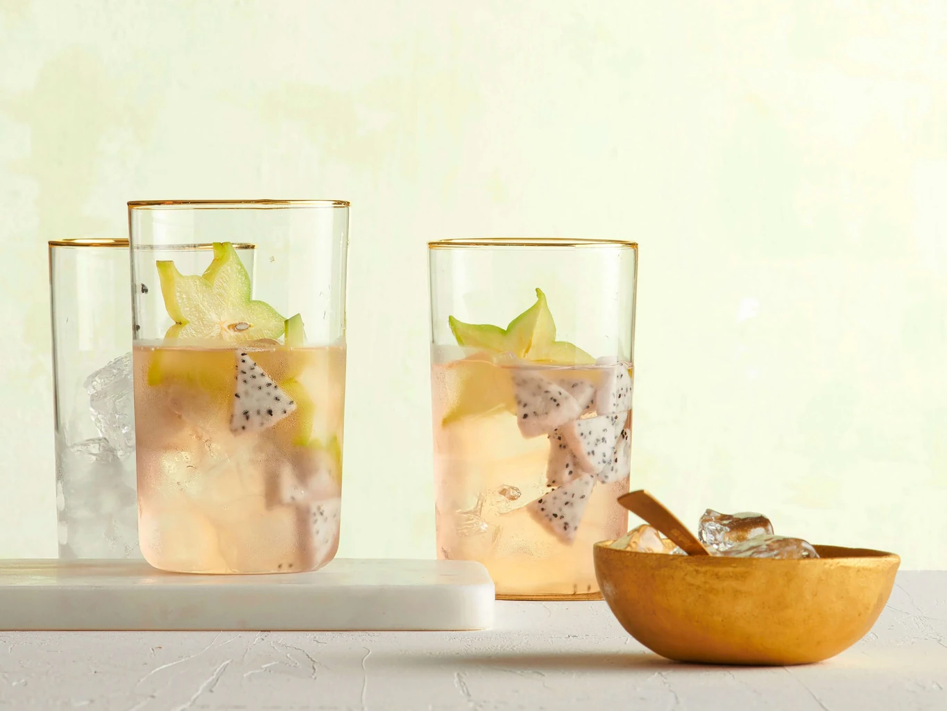 Bowl di frutta esotica con rosé